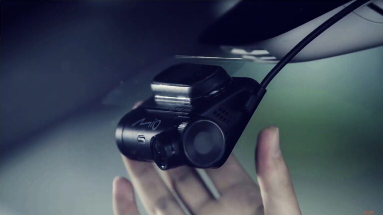 wideorejestrator Mio przyczepiony do przedniej szyby samochodu