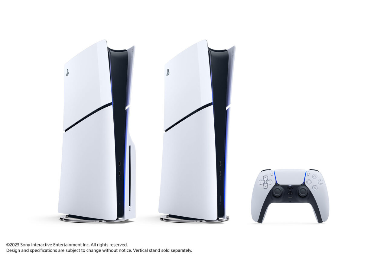 Dwa modele PlayStation 5 Slim (z napędem i bez napędu), a obok nich kontroler Dual Sense