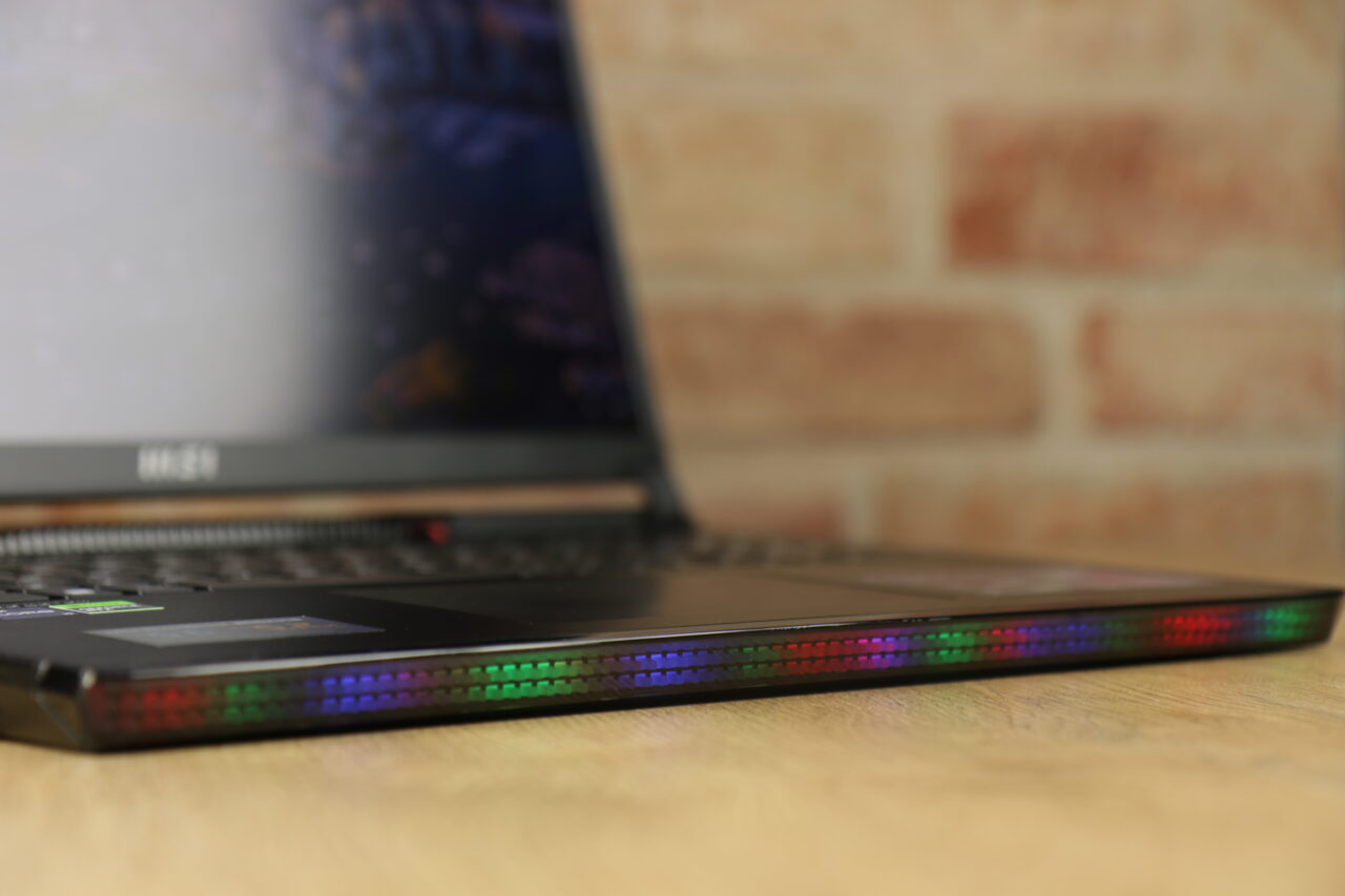 Recenzowany laptop MSI Raider GE78 HX 13V z widocznym oświetleniem RGB