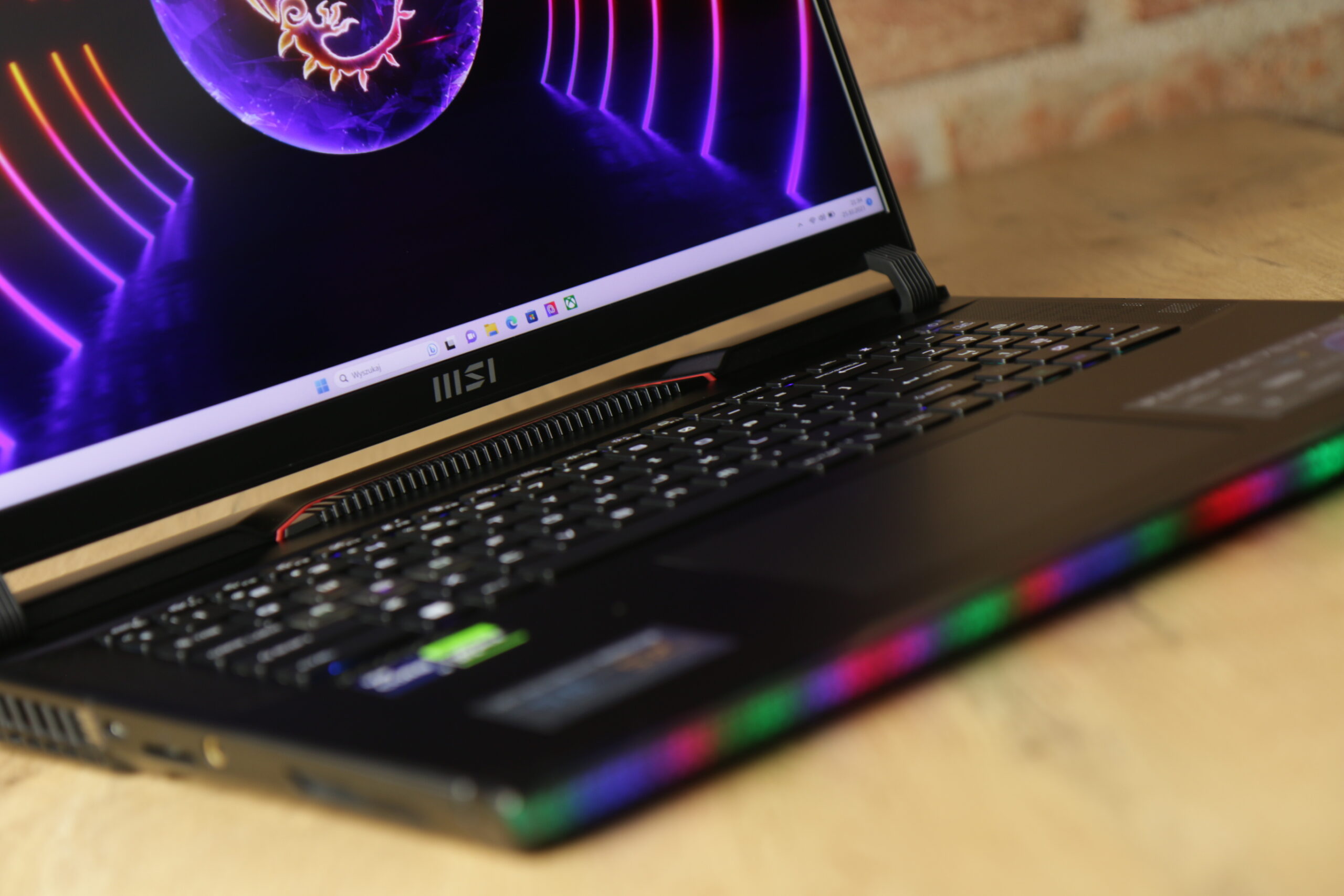 Klawiatura recenzowanego laptopa MSI Raider GE78 HX 13V na pokrywie z widocznym oświetleniem RGB
