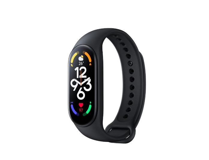 Czarny inteligentny zegarek fitness z kolorowym wyświetlaczem pokazującym czas, tętno i temperaturę. Xiaomi Band 7 NFC jako ilustracja do artykułu smartwatch do 300 zł