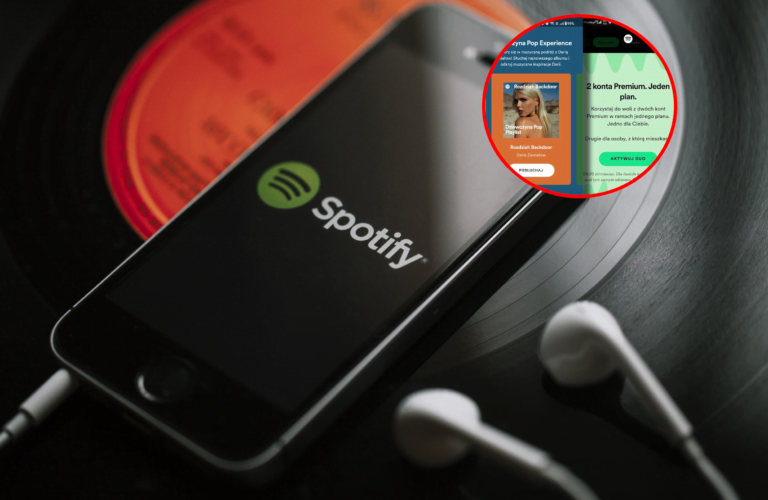 Smartfon z wyświetlonym logo Spotify na czarnym tle leżący na płycie winylowej. Do smartfona podpięte są białe słuchawki douszne. W kółku w prawnym górnym rogu widoczne screeny z platformy Spotify.