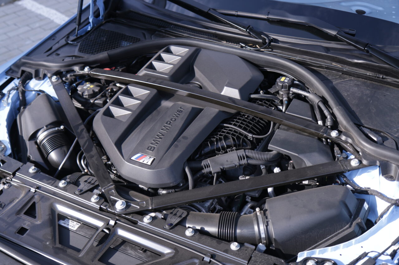 Silnik testowanego BMW M2 z dodatkowymi wzmocnieniami i oznaczeniem BMW M Power