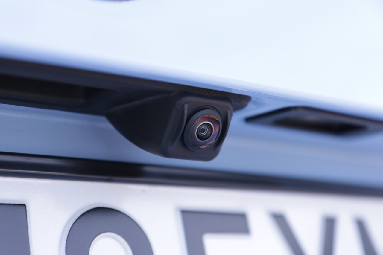 Testowane BMW M2 zostało wyposażone w kamerę cofania, która pojawia się na zdjęciu obok przycisku do otwierania bagażnika.