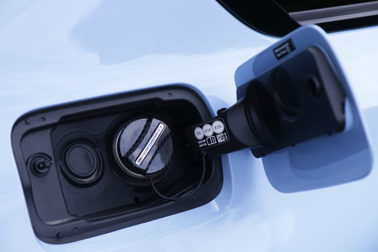 Korek z włókna węglowego wlewu paliwa testowanego BMW M2 z oznaczeniem M Performance, czyli zużycie paliwa nie jest niskie.