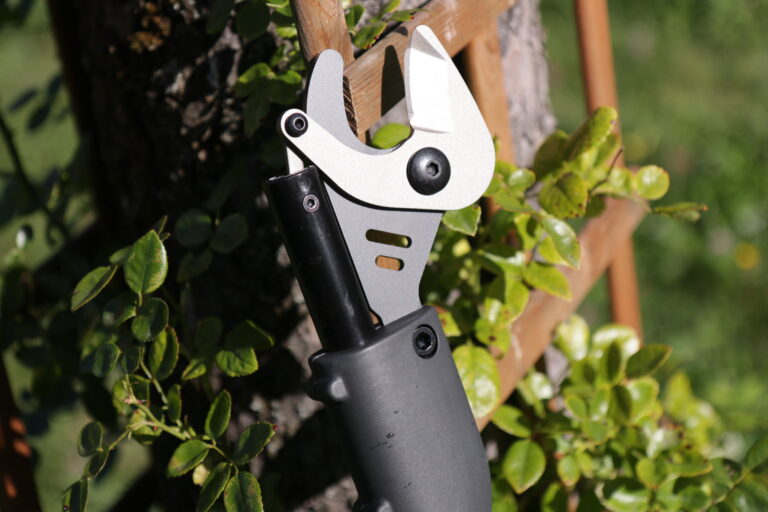 Ostrze testowanych nożyc akumulatorowych Gardena EasyCut 110/18V na tle drzewa