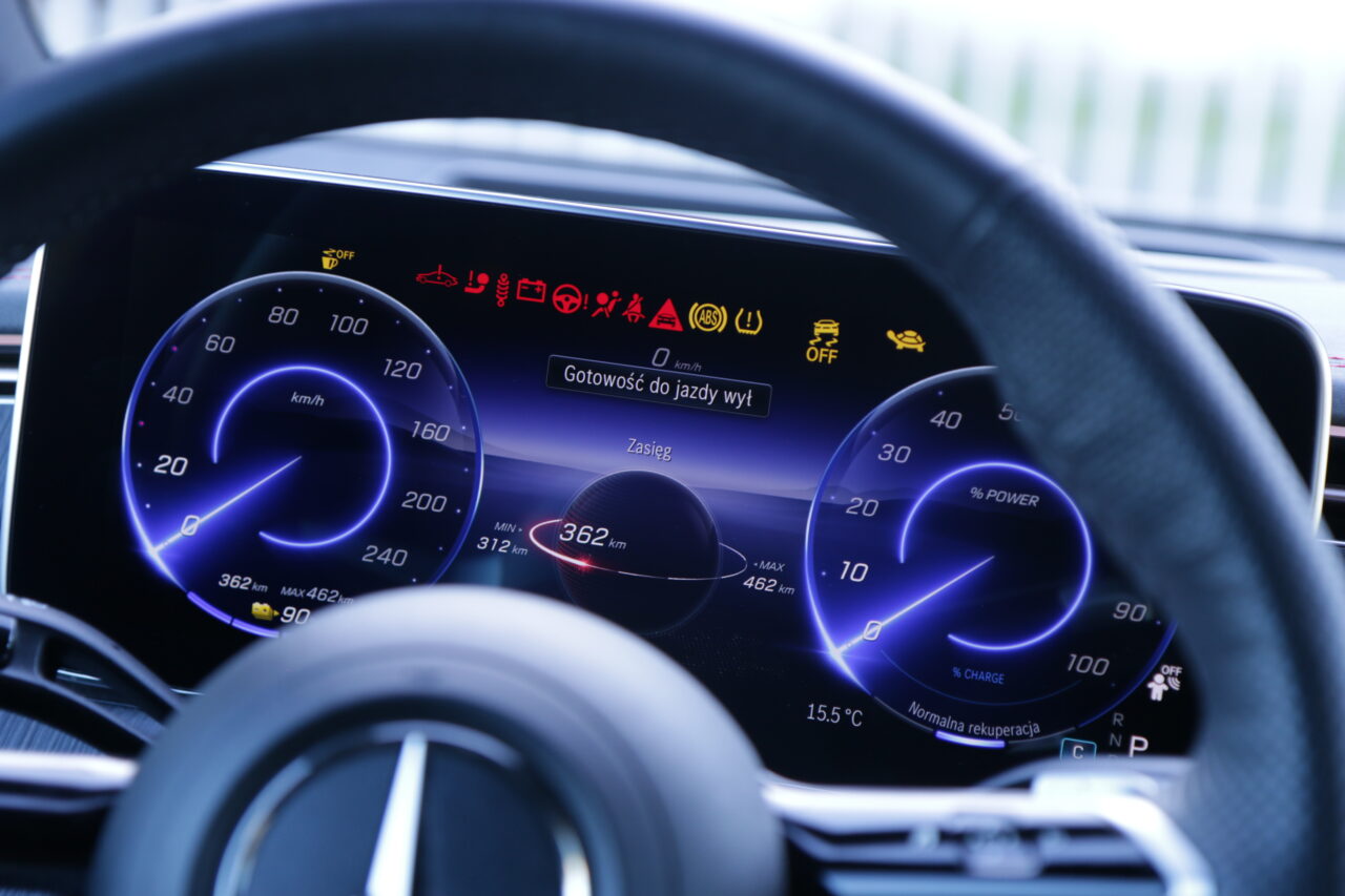 Cyfrowe zegary testowanego Mercedesa EQE SUV 350 4MATIC z włączonym zapłonem