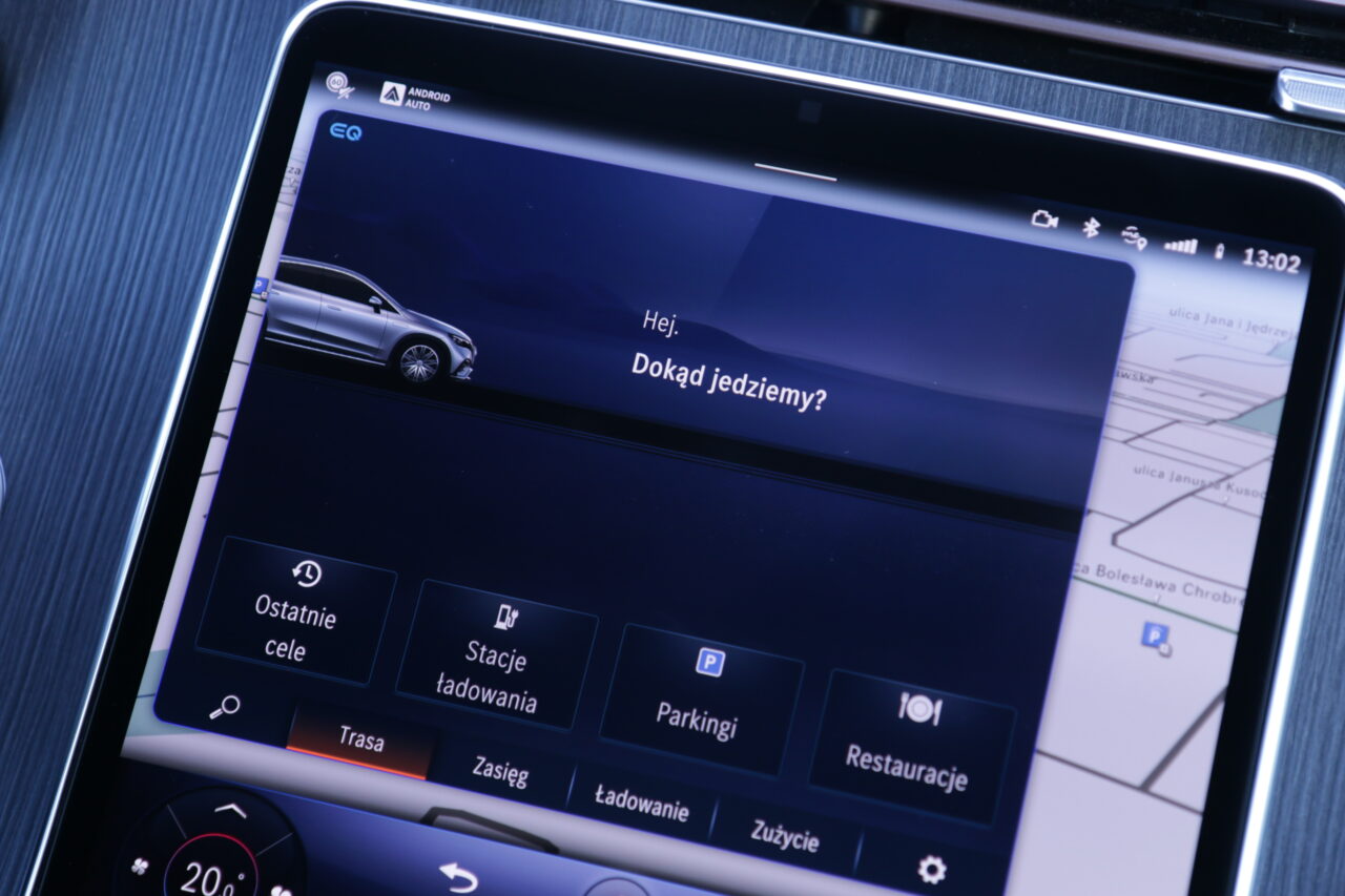 Ekran centralny testowanego Mercedesa EQE SUV 350 4MATIC z menu głównym