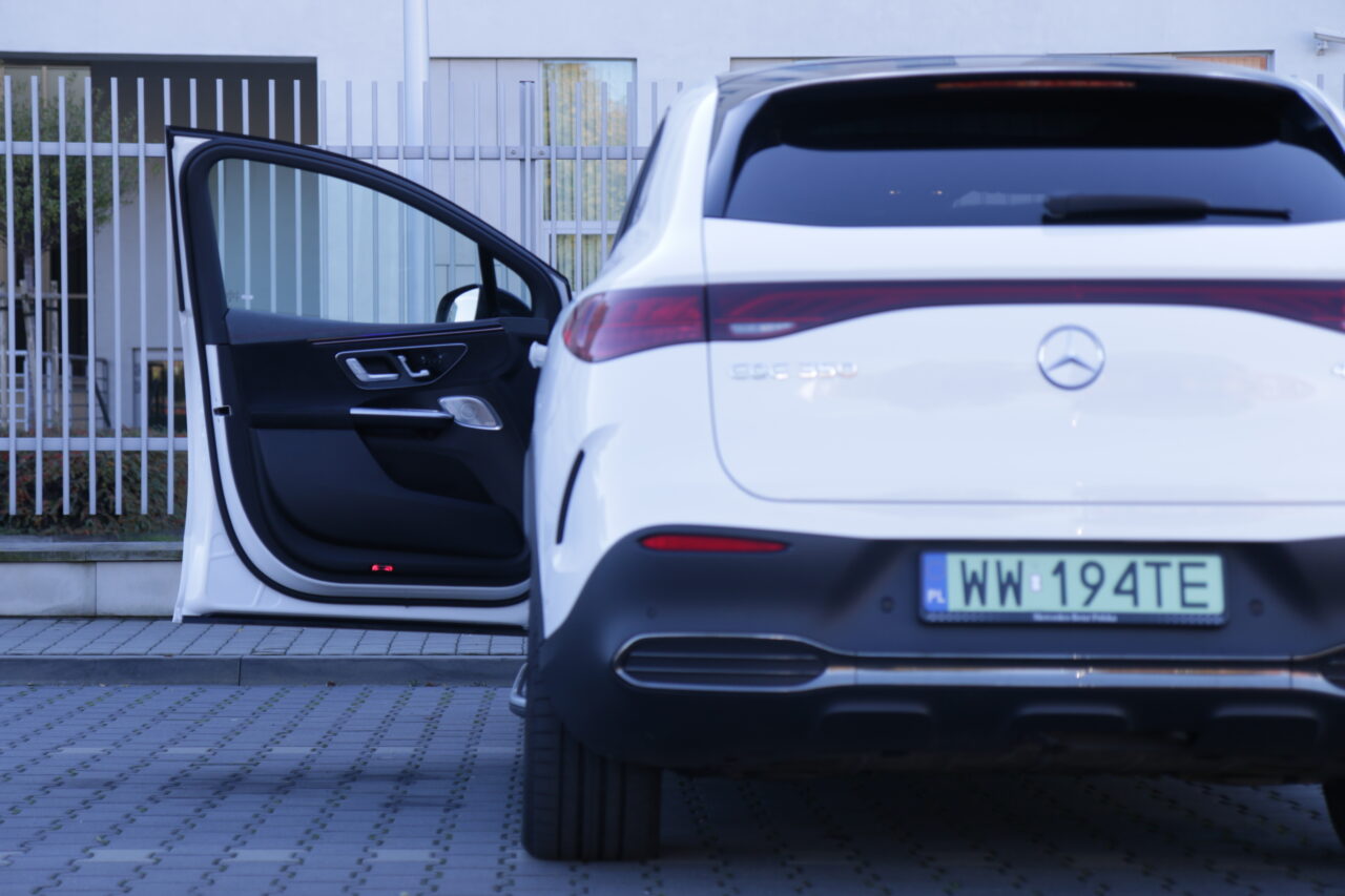 Otwarte przednie drzwi testowanego Mercedesa EQE SUV 350 4MATIC - widok od tyłu