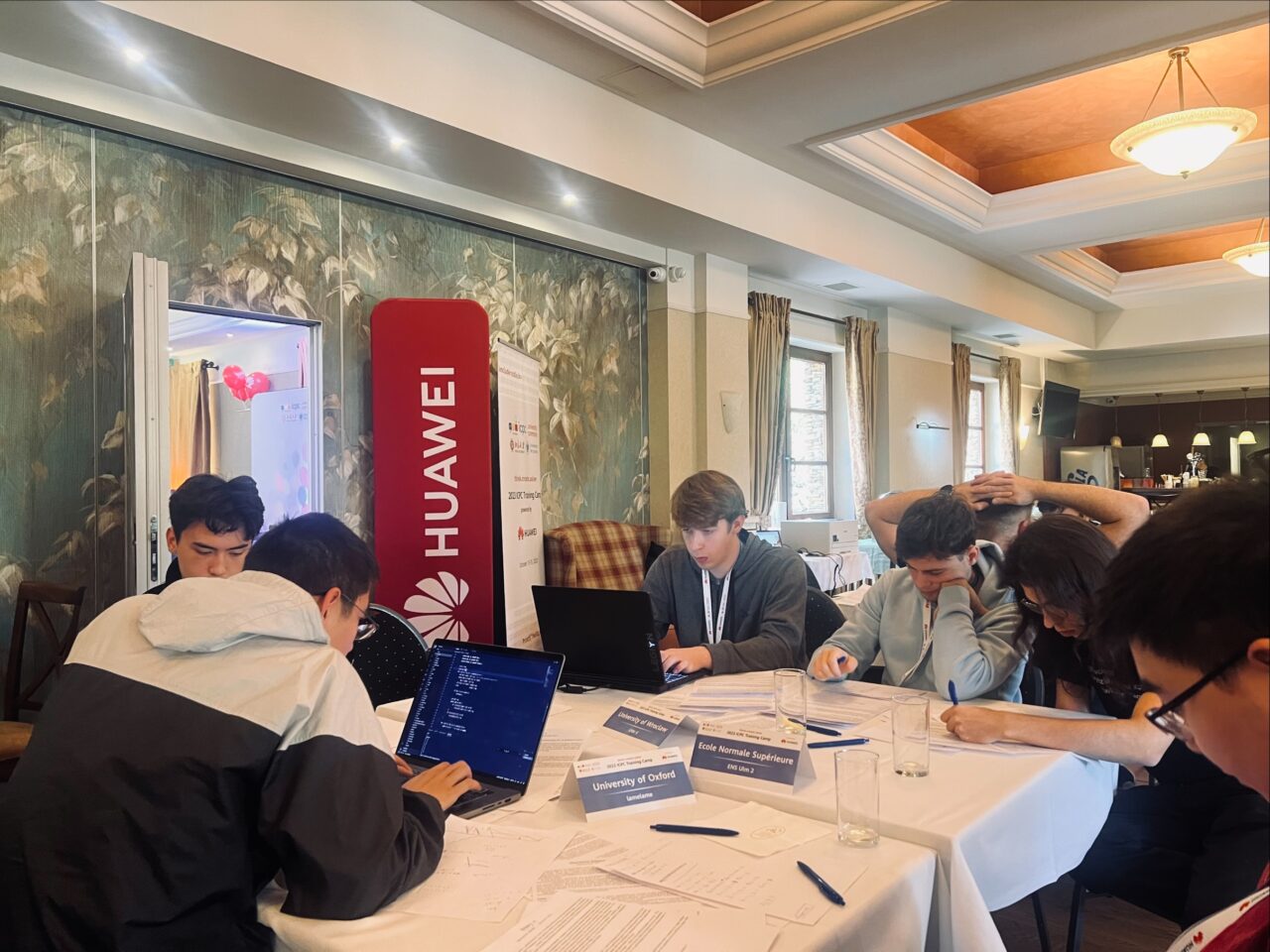 Konkurs ICPC organizowany przez Huawei, uczestnicy pracują na laptopach nad rozwiązaniem zadania