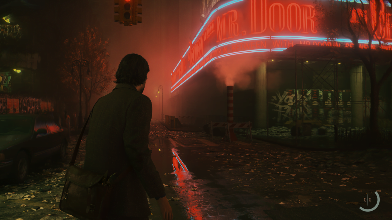Mężczyzna z tyłu, patrzący na neonowy napis "MR. DOOR" w mrocznej, miejskiej scenerii z drzewami i parkującymi autami w tle.