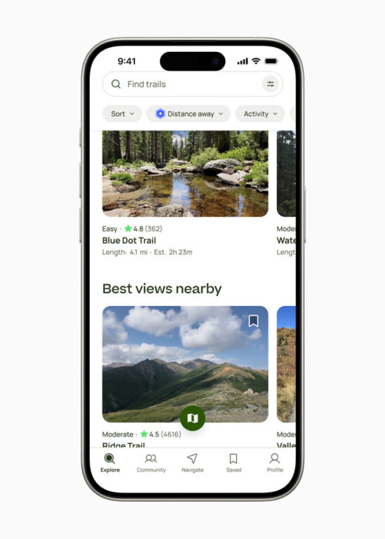Smartfon wyświetlający aplikację do szukania szlaków turystycznych, z widokiem na dwa trasy: „Blue Dot Trail” określoną jako łatwa, i „Ridge Trail” określoną jako średnia. Obie trasy mają wysokie oceny użytkowników i zdjęcia krajobrazów.