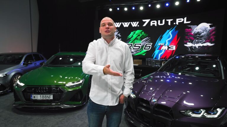 Mężczyzna w białej koszuli stoi przed kolorowymi sportowymi samochodami na tle sceny z logiem "7aut.pl".