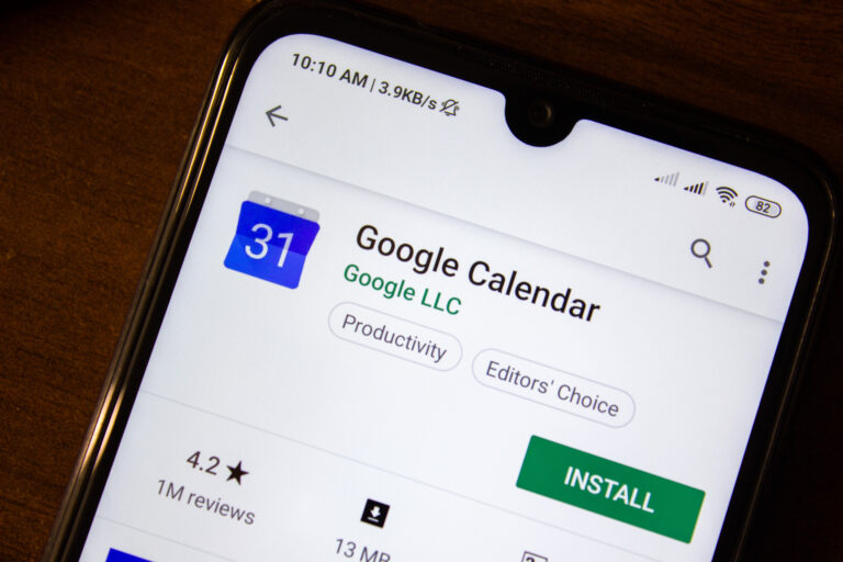 Smartfon wyświetlający stronę aplikacji Google Kalendarz w sklepie z aplikacjami, z zaznaczoną ikoną aplikacji, oceną 4.2 gwiazdki i przyciskiem instalacji.