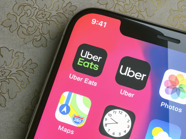 Uber Eats i Uber - logotypy aplikacji na ekranie smartfona od firmy Apple