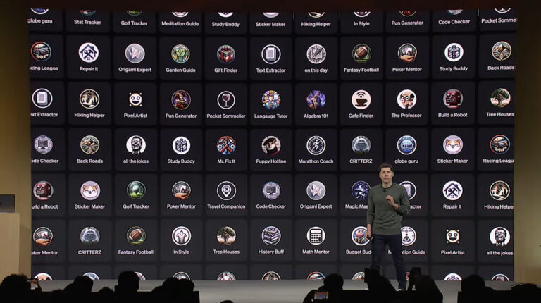 Widok na scenę oraz ekran, na którym zaprezentowano wiele ikon reprezentujących modele GPTs, a przed nimi stoi Sam Altman