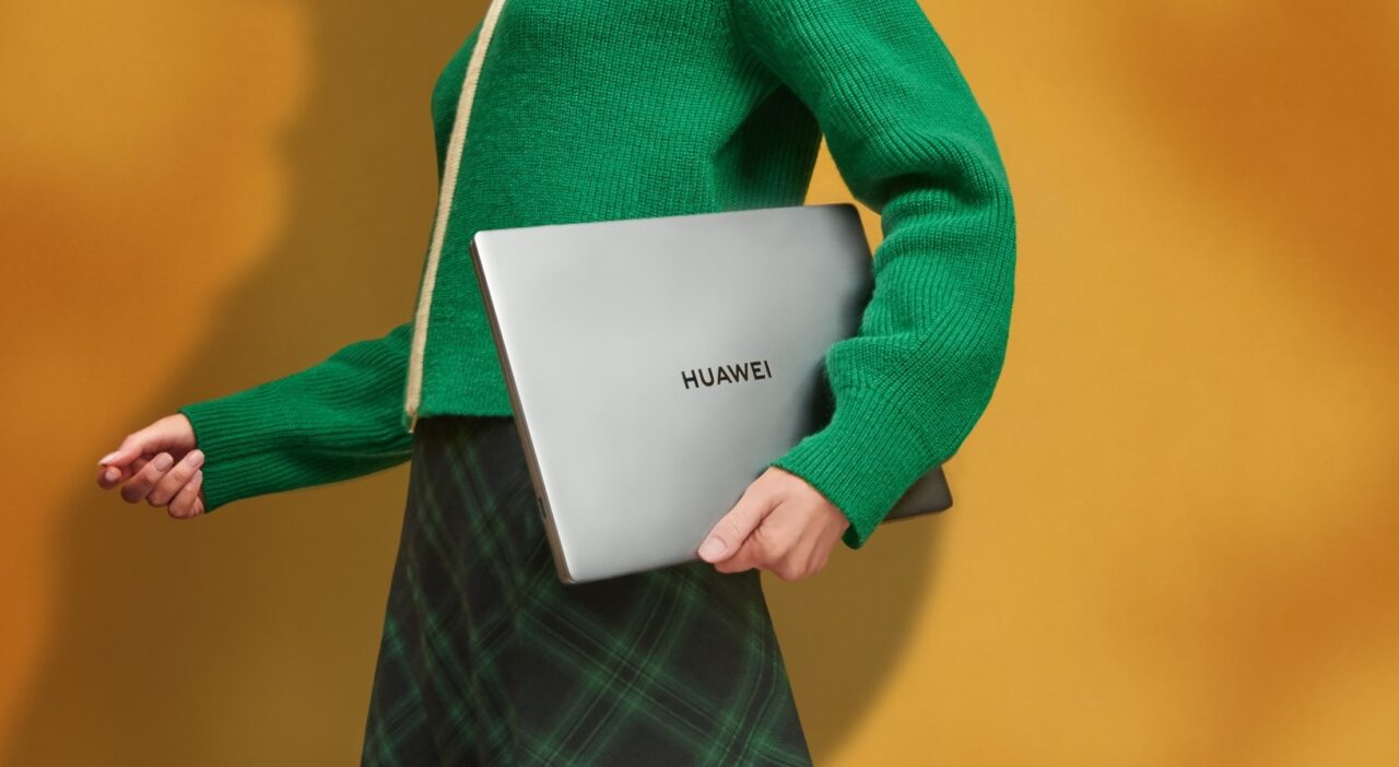 Laptop HUAWEI MateBook D 14 trzymany w rękach