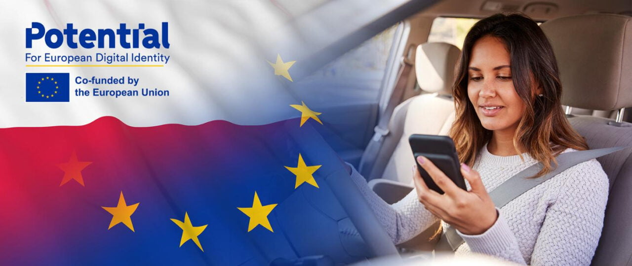 kobieta siedząca w samochodzie i spoglądająca na swój smartfon. Po lewej stronie flaga Polski oraz Uni Europejskiej