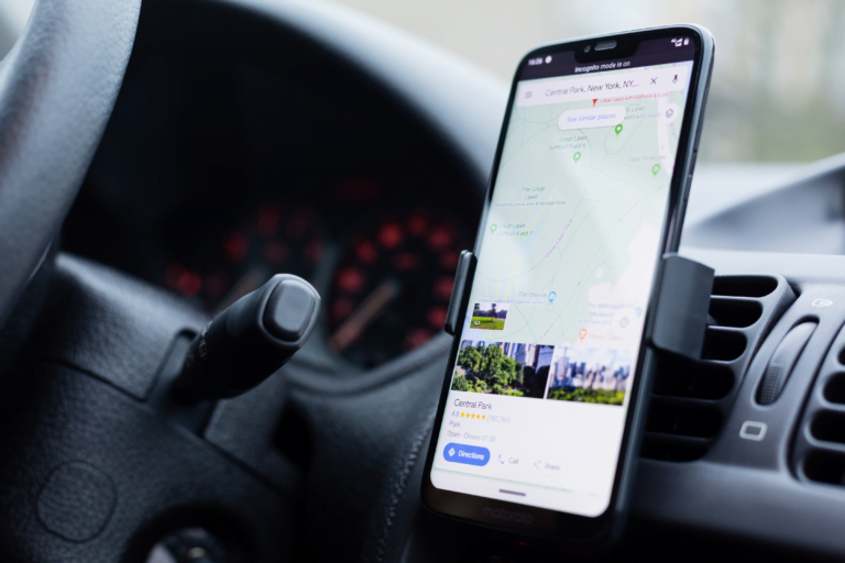 Aplikacja Google Maps uruchomiona na smartfonie zamocowanym na uchwycie w samochodzie