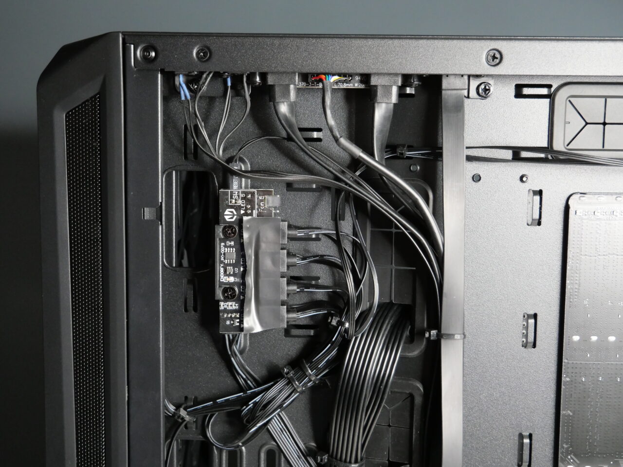 Wnętrze otwartej obudowy komputera pokazujące uporządkowane kable.