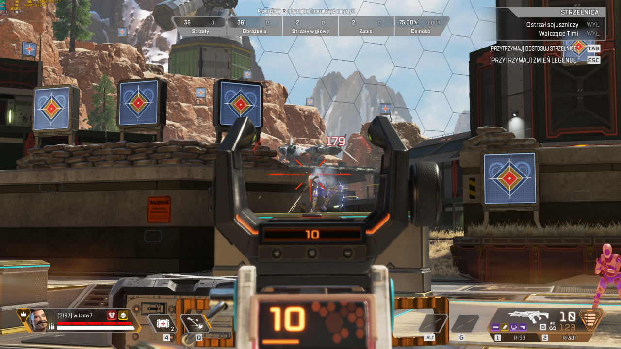 Pierwszoosobowy widok z gry komputerowej, w którym gracz celuje z futurystycznej broni w cel, ilustrując interfejs gry z licznikami punktów, zdrowia i amunicji.