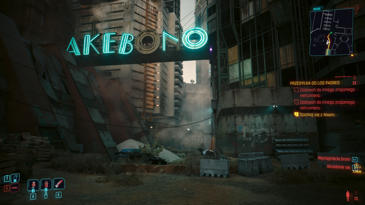 Scena z gry komputerowej przedstawiająca postapokaliptyczne miejsce miejskie ze świecącym neonowym napisem "AKEBONO" zawieszonym pomiędzy zrujnowanymi budynkami, z interfejsem użytkownika pokazującym elementy sterowania i misje.