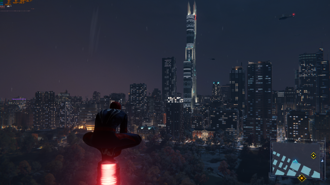 Postać Spider-Mana siedzi na krawędzi budynku, patrząc na nocne miasto z wysokimi budynkami i wieżowcem z przeważającą iglicą. Jest deszczowa noc, a w tle widać lecące helikoptery policyjne.