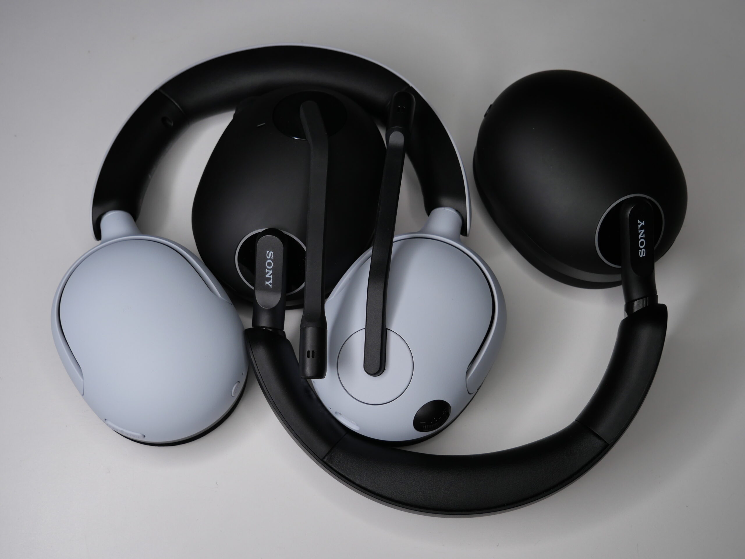 Czarne, bezprzewodowe słuchawki nauszne marki Sony z elementami w kolorze szarym.