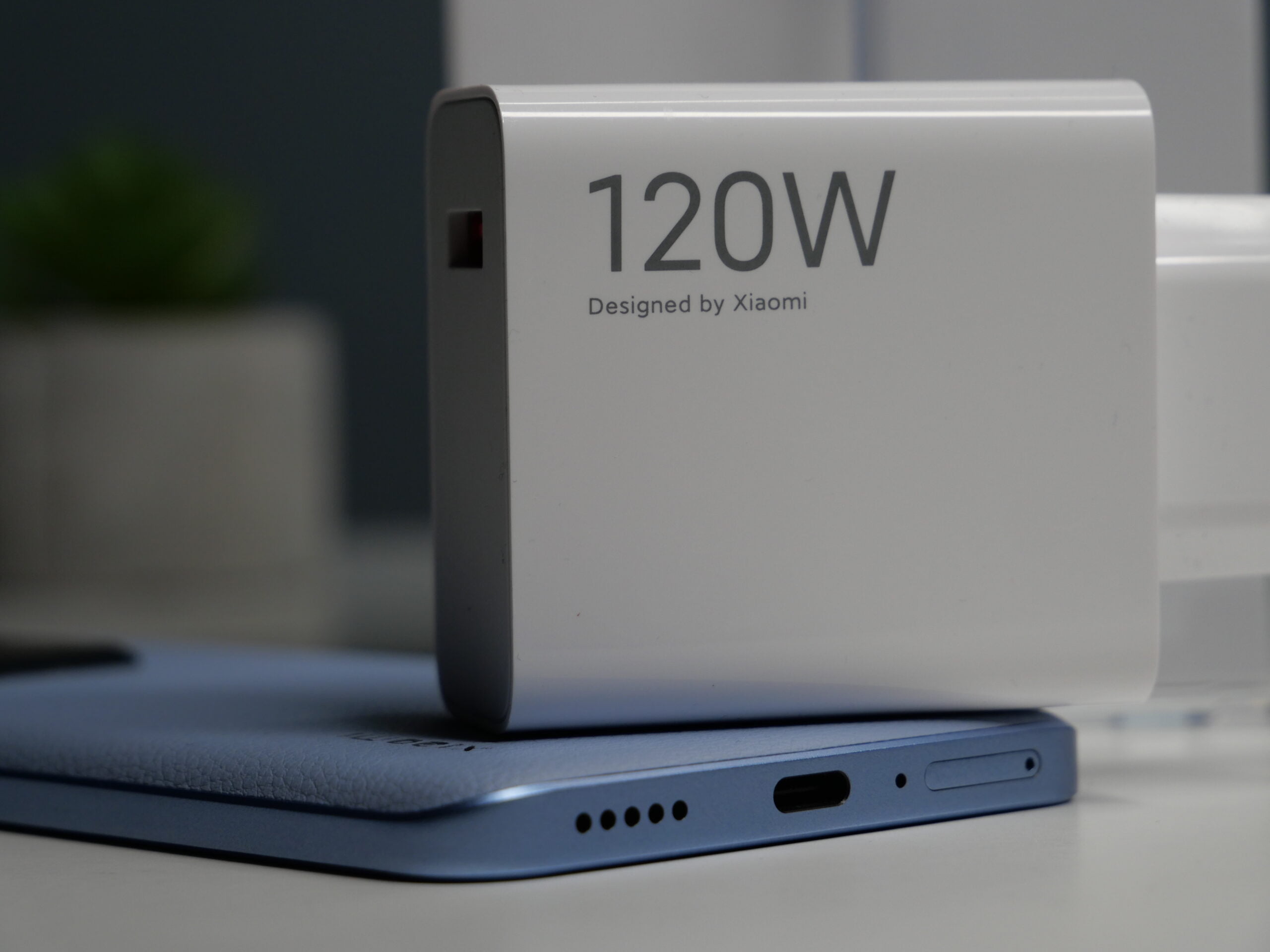 120-watowa ładowarka leżąca na smartfonie Xiaomi 13T Pro