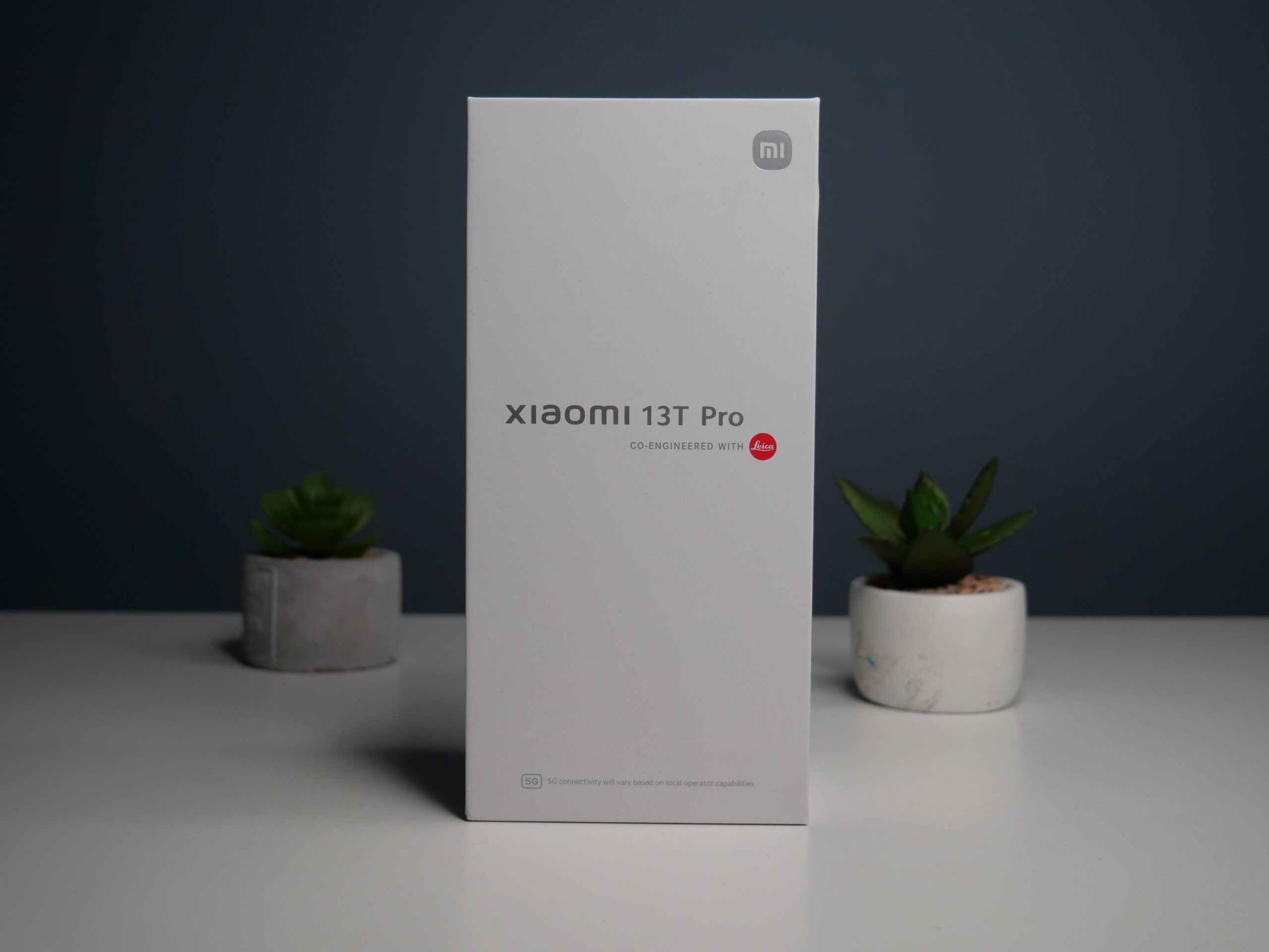 Pudełko po smartfonie Xiaomi 13T Pro na białym blacie