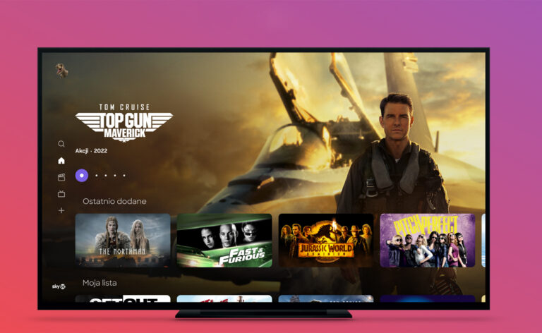 Telewizor wyświetlający interfejs platformy streamingowej z wyróżnioną grafiką promującą film "Top Gun Maverick" i inne miniatury filmów w tle.