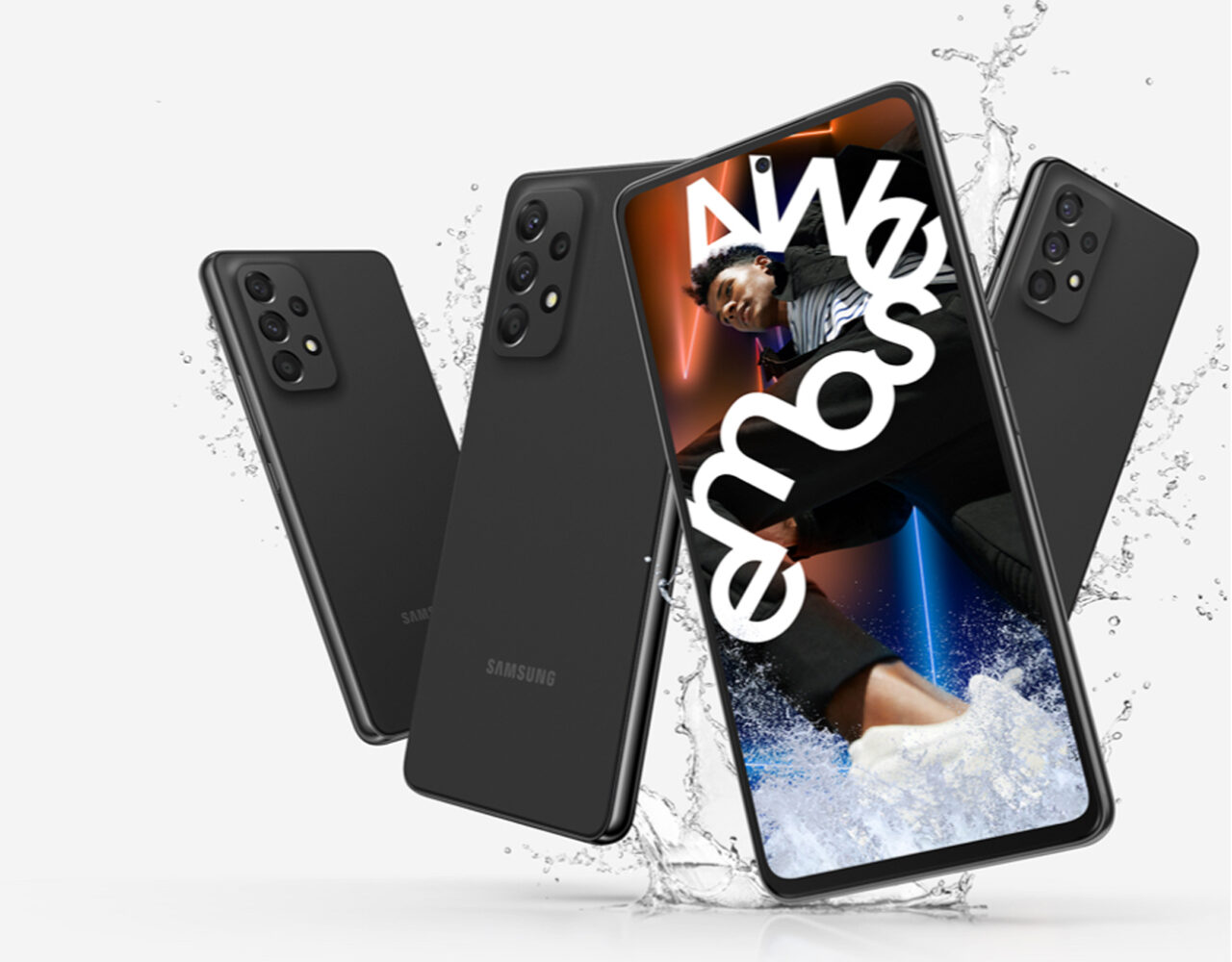 Trzy smartfony Samsung z układem potrójnych aparatów na tle chlapnięć wody, jeden z nich z ekranem wyświetlającym zdjęcie osoby tańczącej z efektem ruchu i napisem "emose".