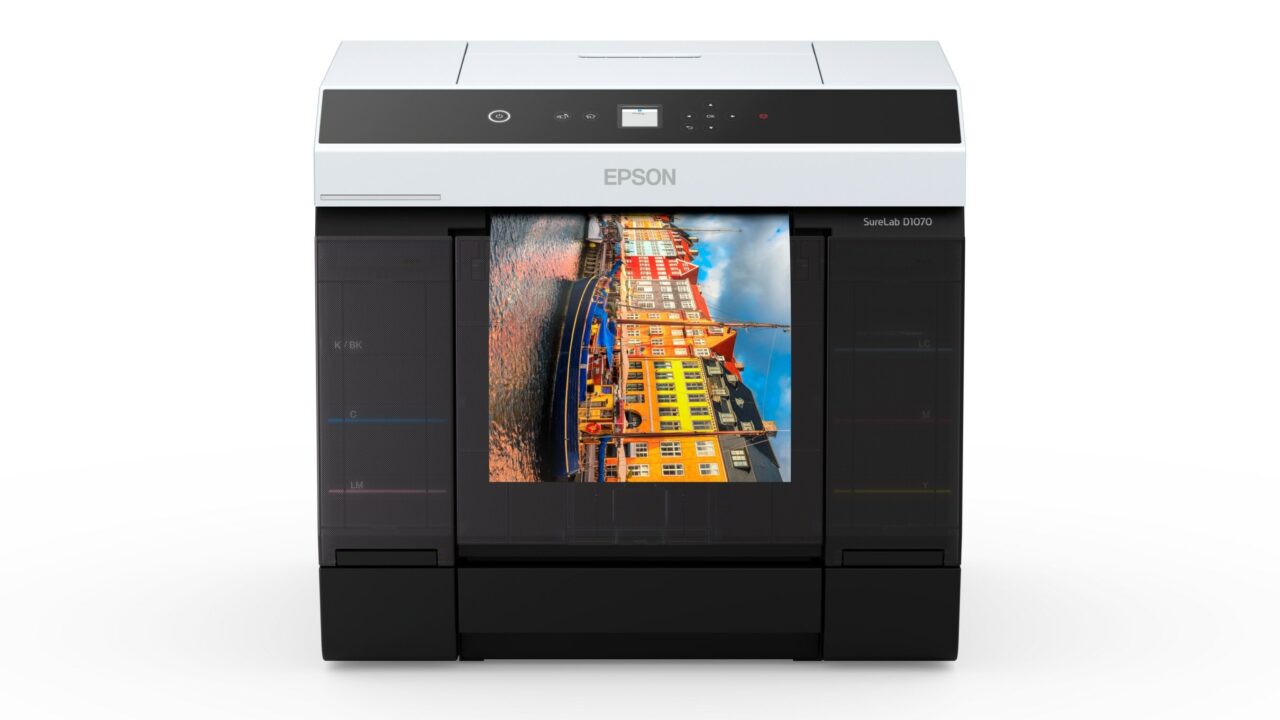 Profesjonalna drukarka fotograficzna Epson SureLab D1070 z wydrukowanym kolorowym zdjęciem architektury.