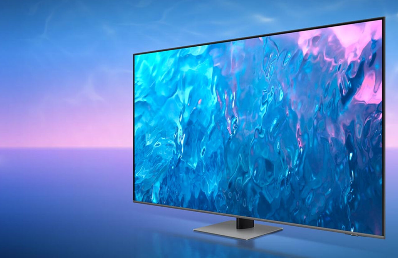 Telewizor o płaskim ekranie z włączonym wyświetlaczem prezentującym abstrakcyjną grafikę z efektem wodnym na tle w odcieniach różu i niebieskiego.