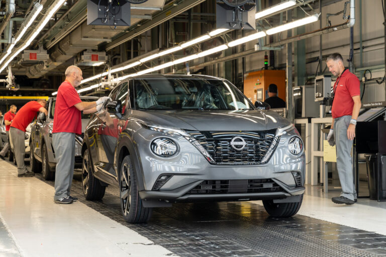 Samochód elektryczny marki Nissan jest testowany przez inżynierów, którzy finalizują jego budowę.