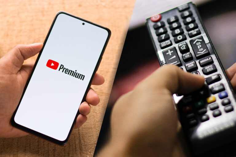Po lewej stronie ręka trzymająca smartfon z logo YouTube Premium na ekranie. Po prawej stronie ręka trzymająca pilota do telewizora.