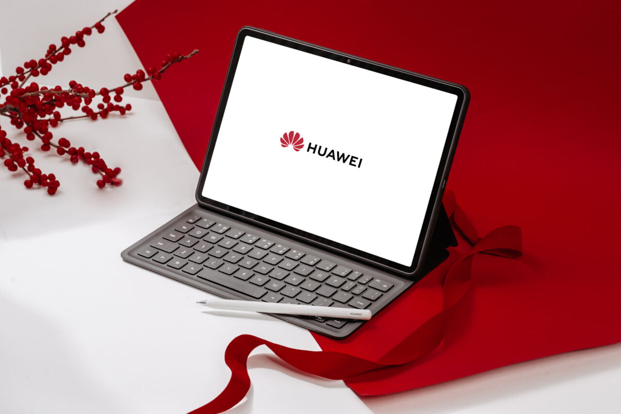 Tablet HUAWEI z dołączoną klawiaturą i rysikiem na biało-czerwonym stole