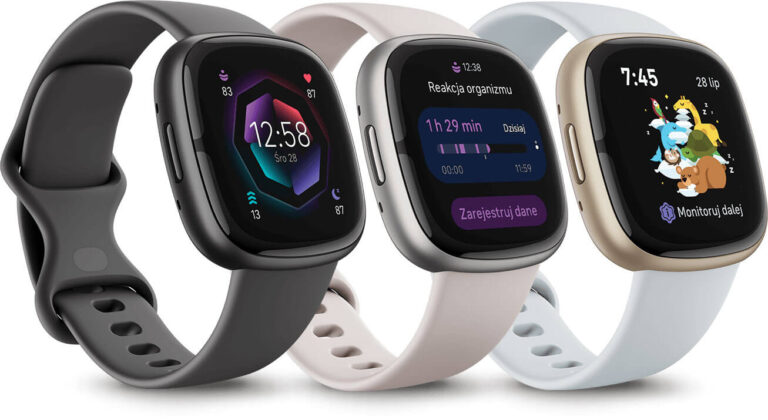 Trzy inteligentne zegarki fitness FitBit Sense 2 o różnych kolorach pasków wyświetlające czas i różne funkcje monitorowania zdrowia i aktywności.
