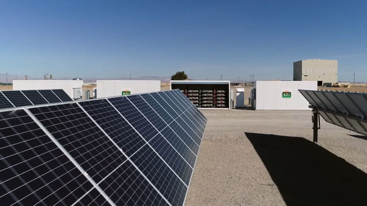 Energia fotovoltaica externa ao lado de contêineres industriais em um dia ensolarado.