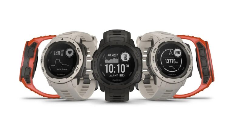 pięć zegarków sportowych marki Garmin ustawionych obok siebie