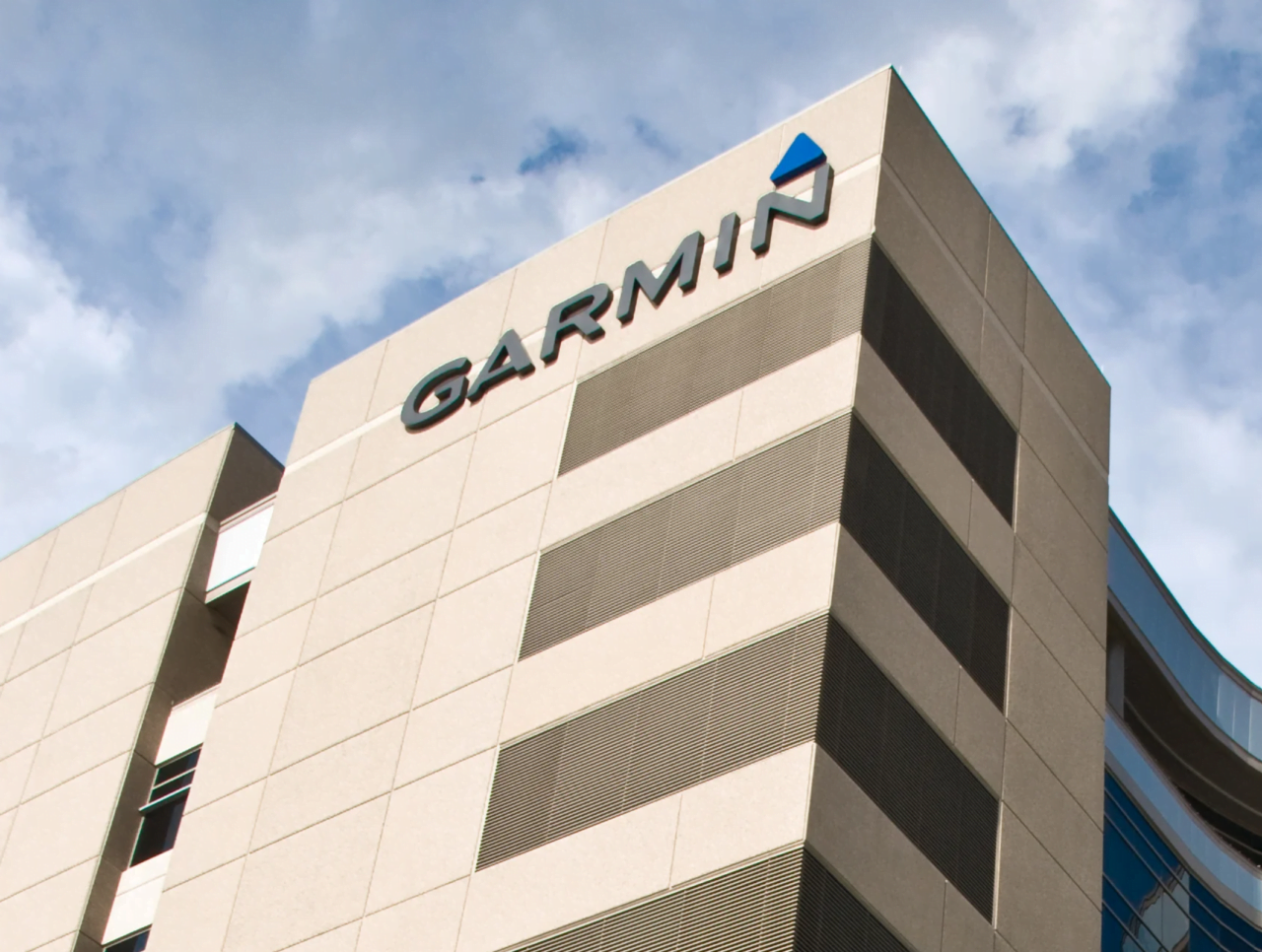 Fragment siedziby producenta Garmin z logo w górnej części budynku