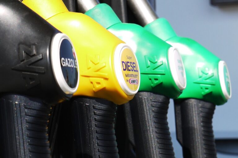 Pistolety paliwowe na stacji benzynowej z etykietami: "GAZOLE", "NAFTA", "SUPER" i "DIESEL".