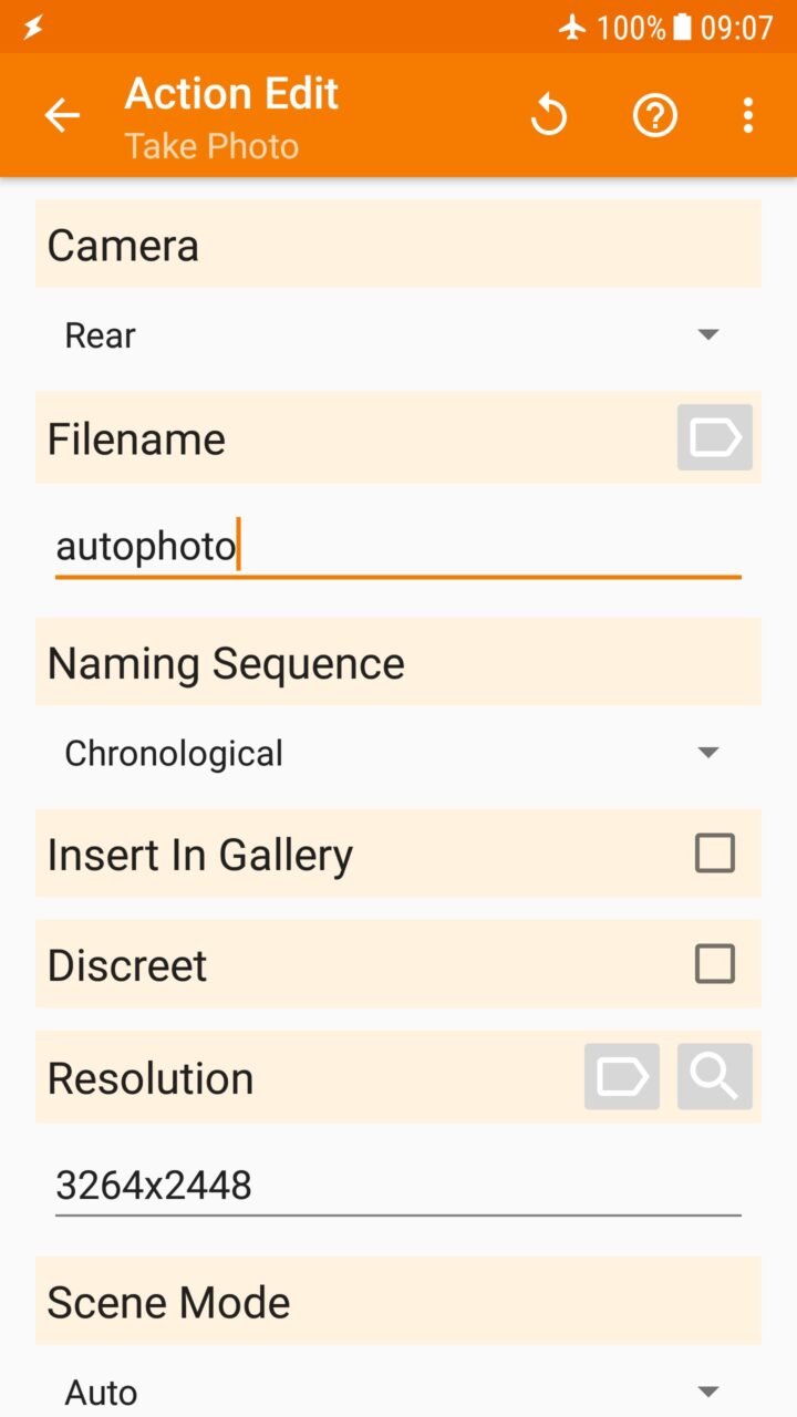 Zrzut ekranu ustawień aparatu w aplikacji mobilnej Tasker z opcjami takimi jak wybór kamery, nazwa pliku, sekwencja nazywania, wstawianie do galerii, rozdzielczość i tryb sceny.