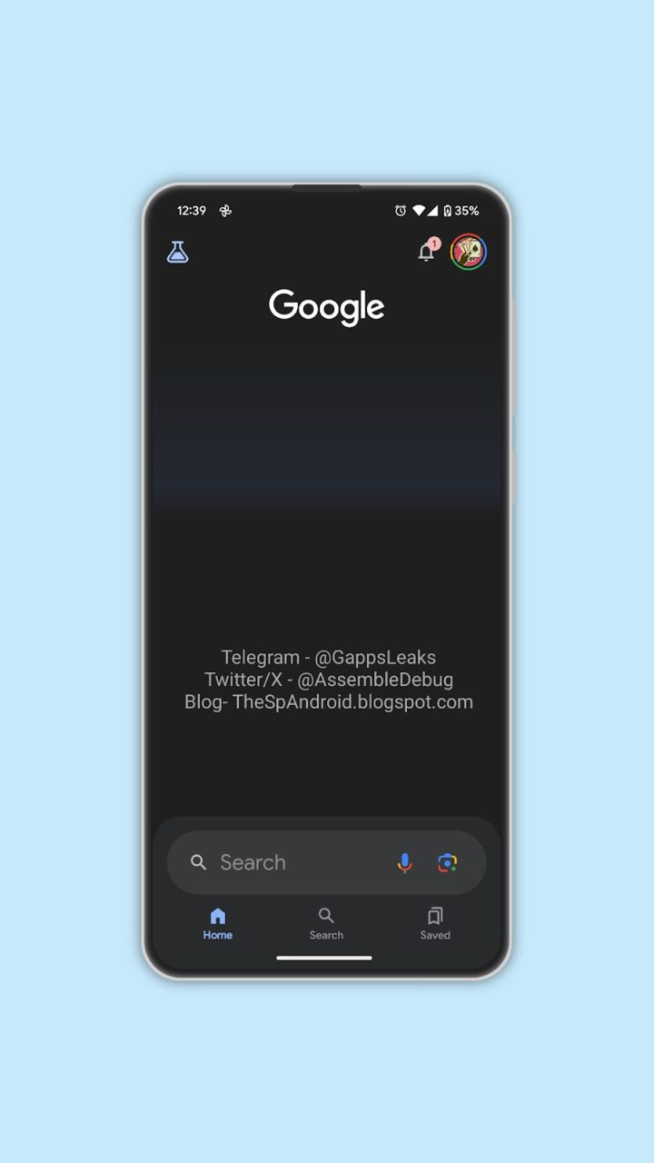Smartfon wyświetlający ekran aplikacji Google z paskiem wyszukiwania, ikoną domu, zakładkami oraz różnymi informacjami o użytkowniku, takimi jak poziom naładowania baterii i zasięg sieci, oraz z przykładowymi tekstami odnośników do mediów społecznościowych i bloga na czarnym tle.