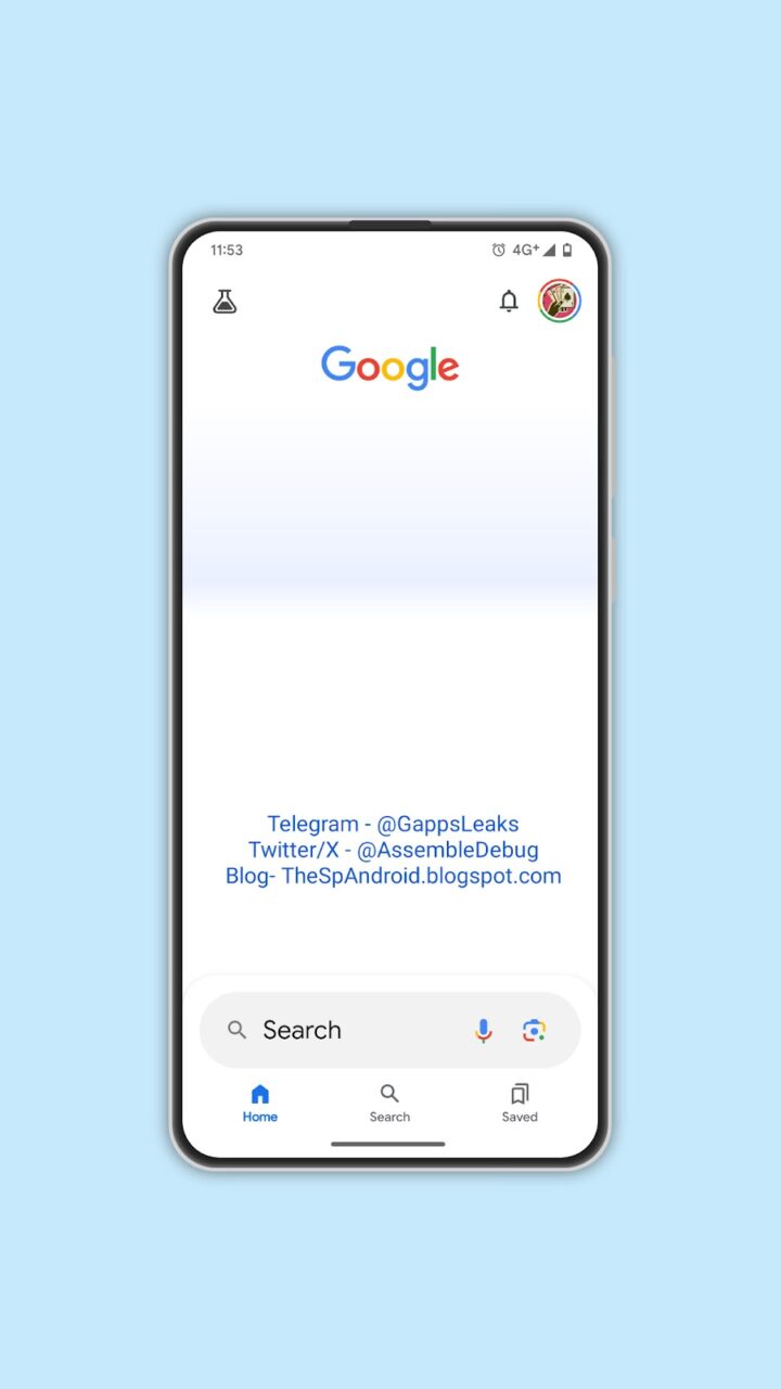 Smartfon wyświetlający stronę główną wyszukiwarki Google z paskiem wyszukiwania oraz ikonami aplikacji na dole, otoczony lekko niebieskim tłem. Na ekranie widoczne są również informacje o sieci komórkowej i stan baterii oraz napisy odnoszące się do kont społecznościowych i bloga.