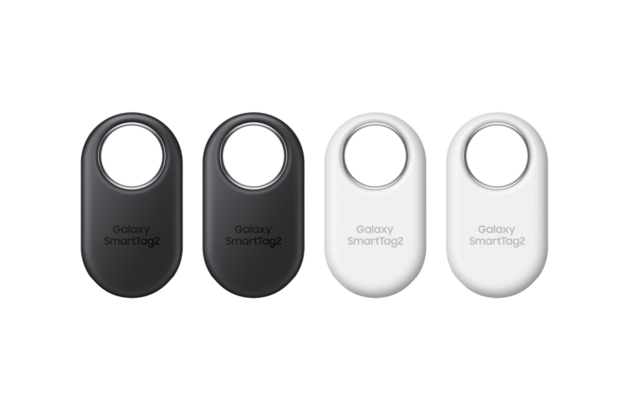 Cztery lokalizatory Bluetooth Galaxy SmartTag 2: dwa czarne i dwa białe, ułożone poziomo.