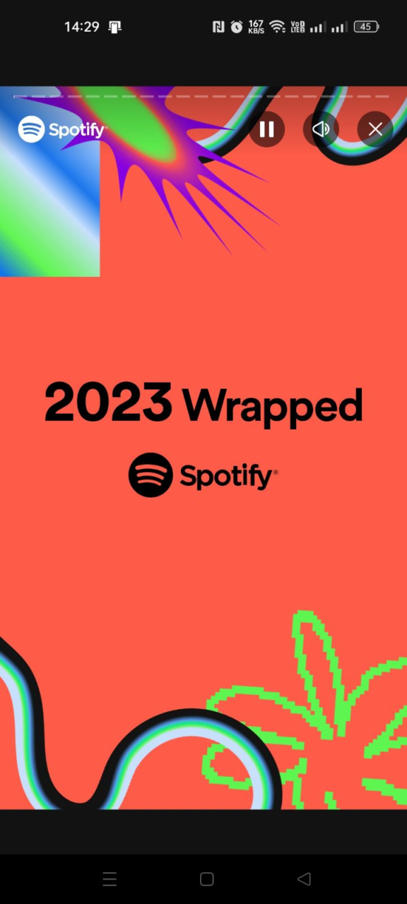 Zrzut ekranu aplikacji Spotify Wrapped 2023 pokazujący grafikę promującą funkcję "2023 Wrapped", na pomarańczowym tle z kolorowymi, abstrakcyjnymi wzorami i logotypami Spotify.