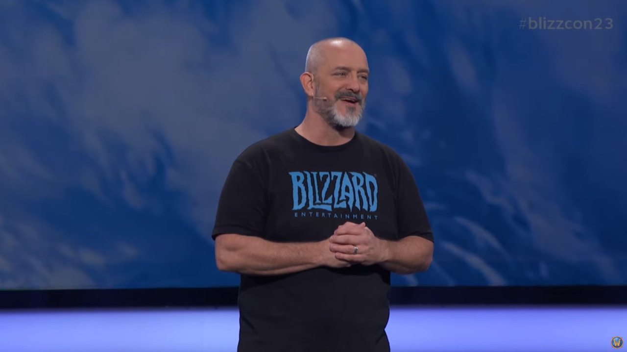 Christ Metzen podczas Blizzconu 2023 zapowiadający nowe dodatki do World of Warcraft