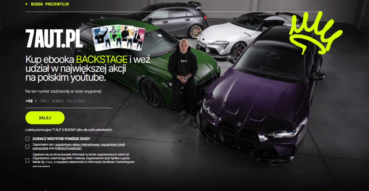 Mężczyzna siedzi na kapturze zielonego samochodu w garażu z dwoma innymi luksusowymi autami, z grafiką promującą ebooka i loterię na stronie internetowej.