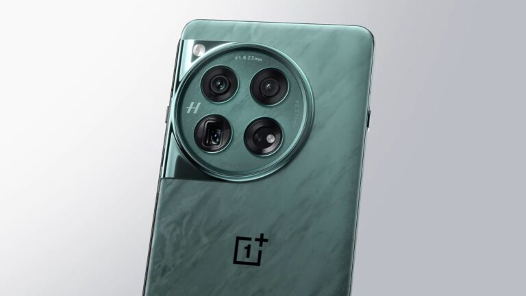 Tylna strona zielonego smartfona z logo marki i dużym, okrągłym modułem z czterema obiektywami aparatu.